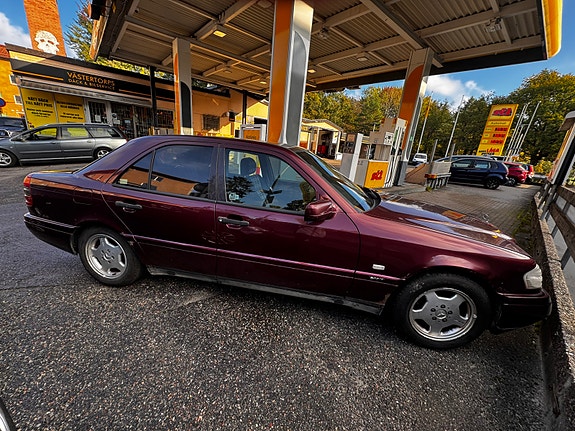 Mercedes-Benz C 230 3 of 12