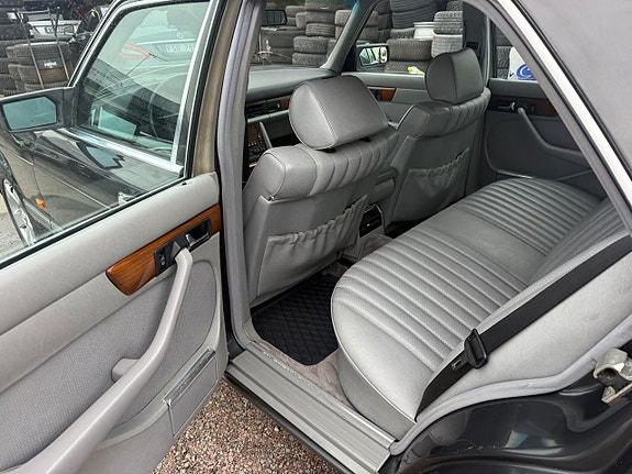 Mercedes-Benz S560 e 14 of 14