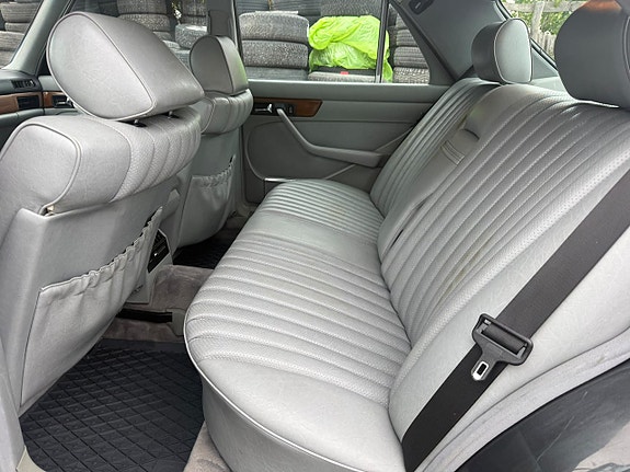 Mercedes-Benz S560 e 13 of 14