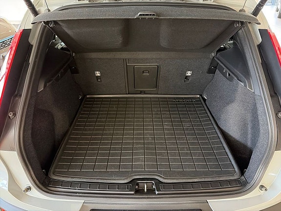 Volvo EX40 16 of 18