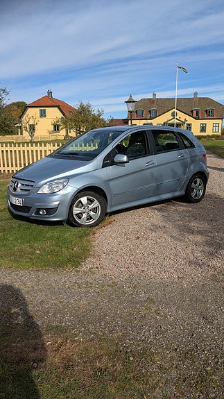 Mercedes-Benz B 180 2 of 6