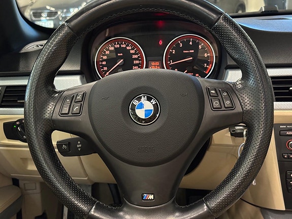 BMW 320i 12 of 26