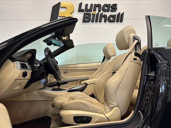 BMW 320i 15 of 26