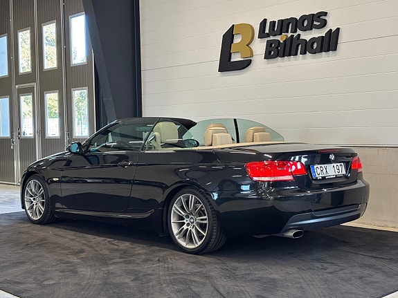 BMW 320i 4 of 26