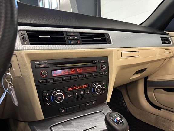 BMW 320i 13 of 26