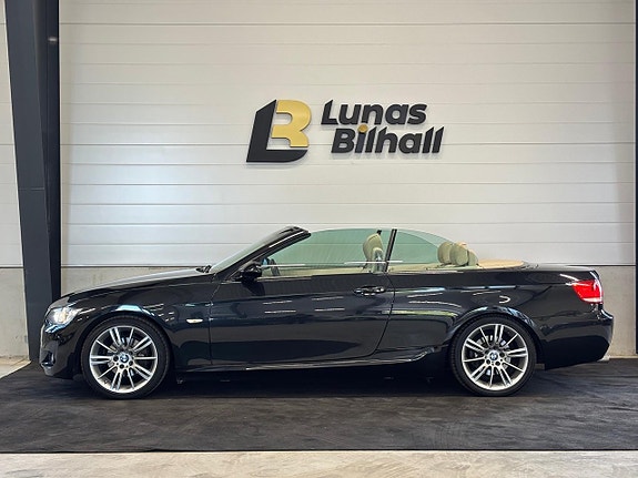BMW 320i 3 of 26