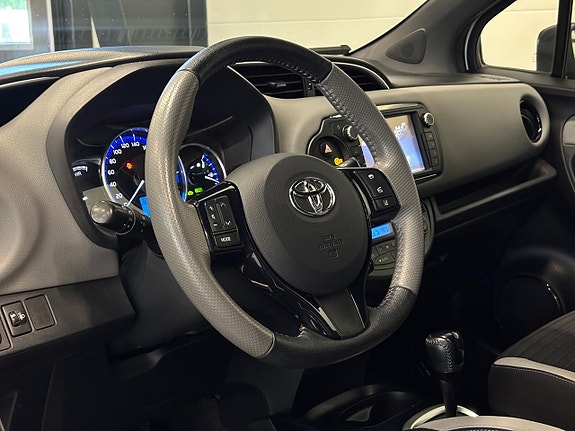 Toyota Yaris 8 of 27