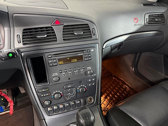 VOLVO V70 - 2.4 - MOMENTUM - ATTELAGE - 140 CV - BVM