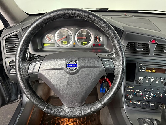 VOLVO V70 - 2.4 - MOMENTUM - ATTELAGE - 140 CV - BVM