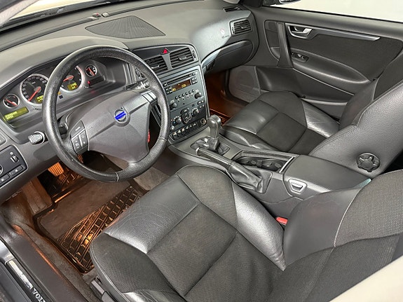 VOLVO V70 - 2.4 - MOMENTUM - ATTELAGE - 140 CV - BVM