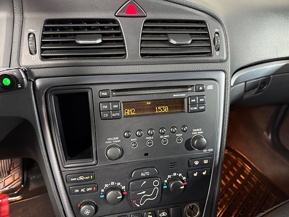 VOLVO V70 - 2.4 - MOMENTUM - ATTELAGE - 140 CV - BVM