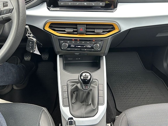 Seat Arona 12 of 18
