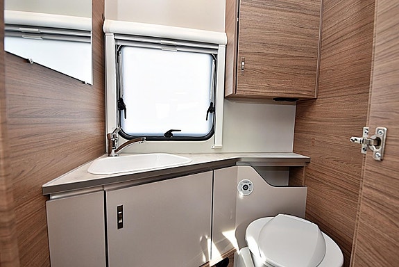 Knaus 420 QD E-Power, Dubbelbädd 18 of 22