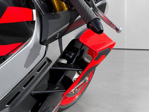 Aprilia RSV4 1100 1.1 217hk V4 Akrapovic, Öhlins fjädring 13 of 17