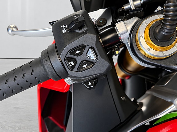 Aprilia RSV4 1100 1.1 217hk V4 Akrapovic, Öhlins fjädring 15 of 17