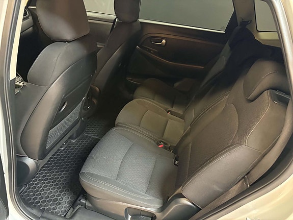 Kia Carens 9 of 16