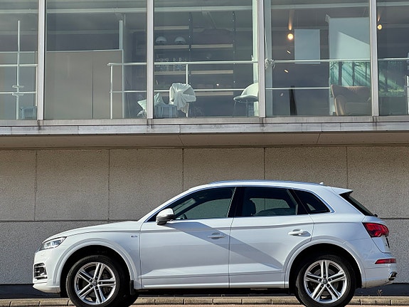 Audi Q5 2 of 17