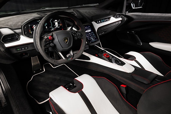 Lamborghini Revuelto 18 of 26