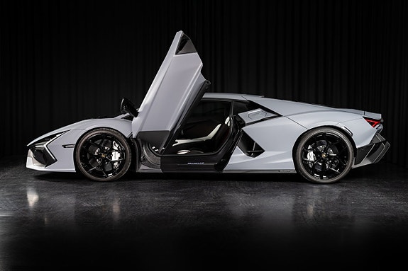 Lamborghini Revuelto 6 of 26