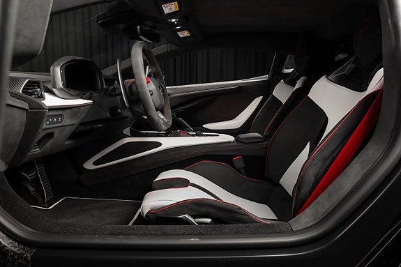 Lamborghini Revuelto 19 of 26