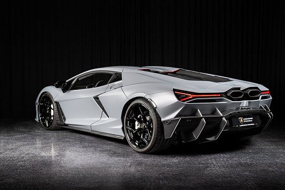 Lamborghini Revuelto 8 of 26