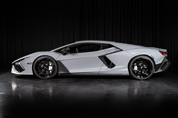 Lamborghini Revuelto 5 of 26