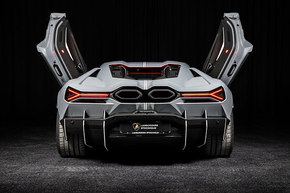 Lamborghini Revuelto 11 of 26