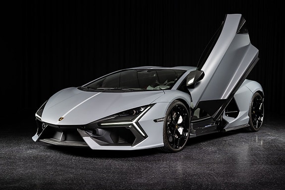 Lamborghini Revuelto 4 of 26