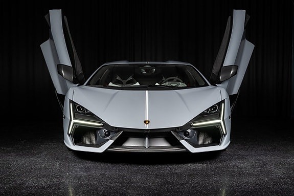 Lamborghini Revuelto 3 of 26