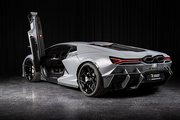 Lamborghini Revuelto 9 of 26
