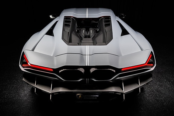 Lamborghini Revuelto 12 of 26