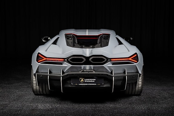 Lamborghini Revuelto 10 of 26
