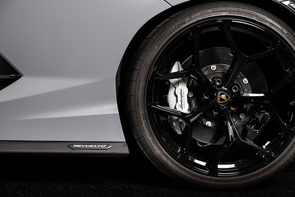 Lamborghini Revuelto 17 of 26