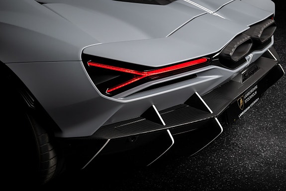 Lamborghini Revuelto 13 of 26