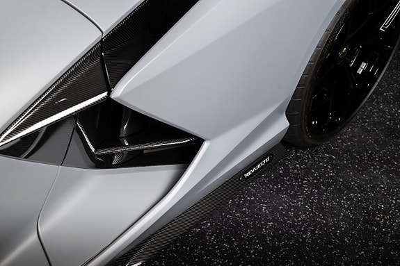 Lamborghini Revuelto 16 of 26