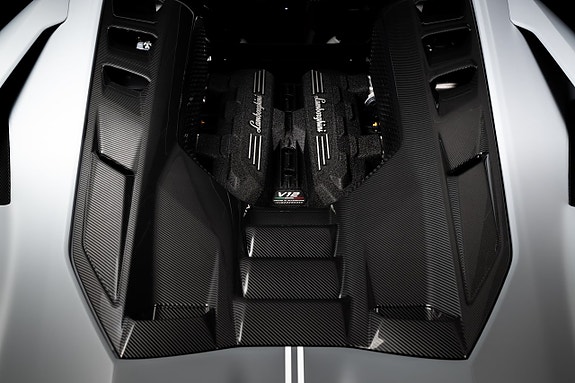 Lamborghini Revuelto 14 of 26
