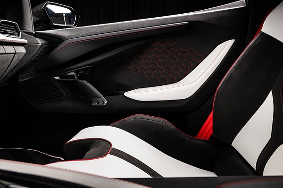 Lamborghini Revuelto 26 of 26