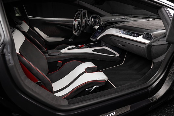 Lamborghini Revuelto 21 of 26