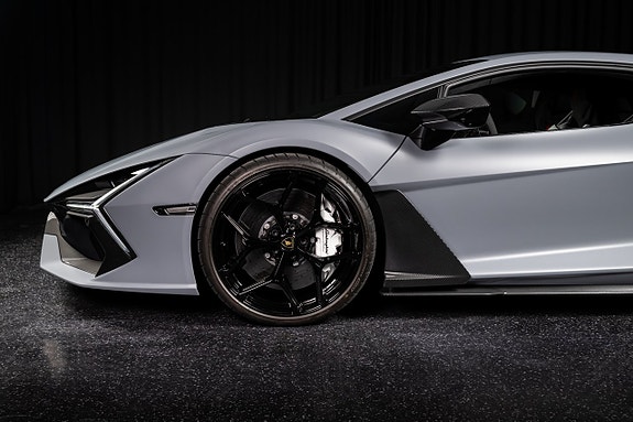 Lamborghini Revuelto 7 of 26