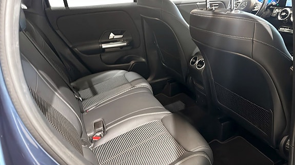 Mercedes-Benz GLA 200 8 of 12