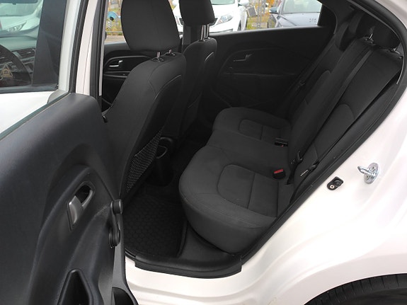 Kia Rio 6 of 10