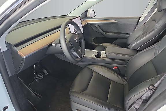 Tesla Model Y 10 of 14