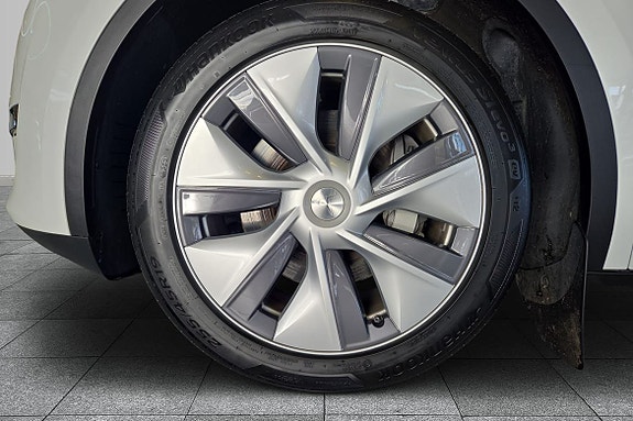 Tesla Model Y 8 of 14