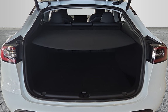 Tesla Model Y 9 of 14