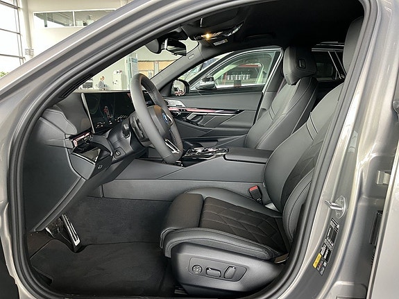 BMW 530e 5 of 16