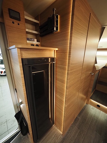 Weinsberg CaraSuite 700MEG 165hk I AUT I 3500kg I MOMS I Solcell I Backkamera 7 of 21