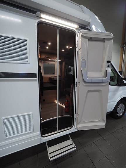 Weinsberg CaraSuite 700MEG 165hk I AUT I 3500kg I MOMS I Solcell I Backkamera 19 of 21