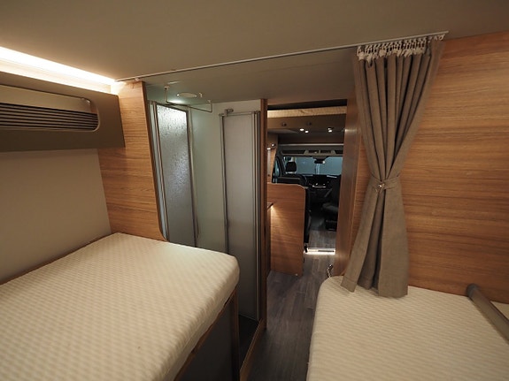 Weinsberg CaraSuite 700MEG 165hk I AUT I 3500kg I MOMS I Solcell I Backkamera 9 of 21