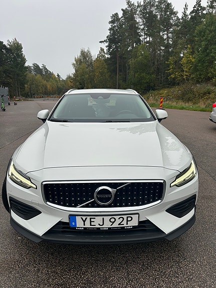 Volvo V60 Cross Country 4 of 15