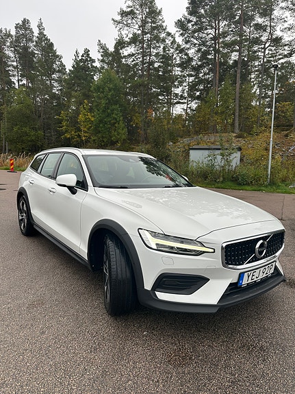 Volvo V60 Cross Country 2 of 15
